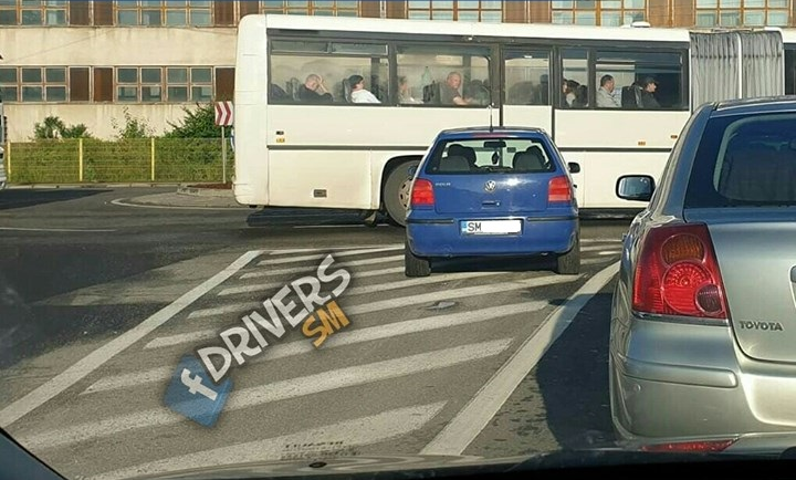 FOTO. Cel mai ”descurcăreț” șofer: pe contrasens, depășește coloana, invers în sensul giratoriu