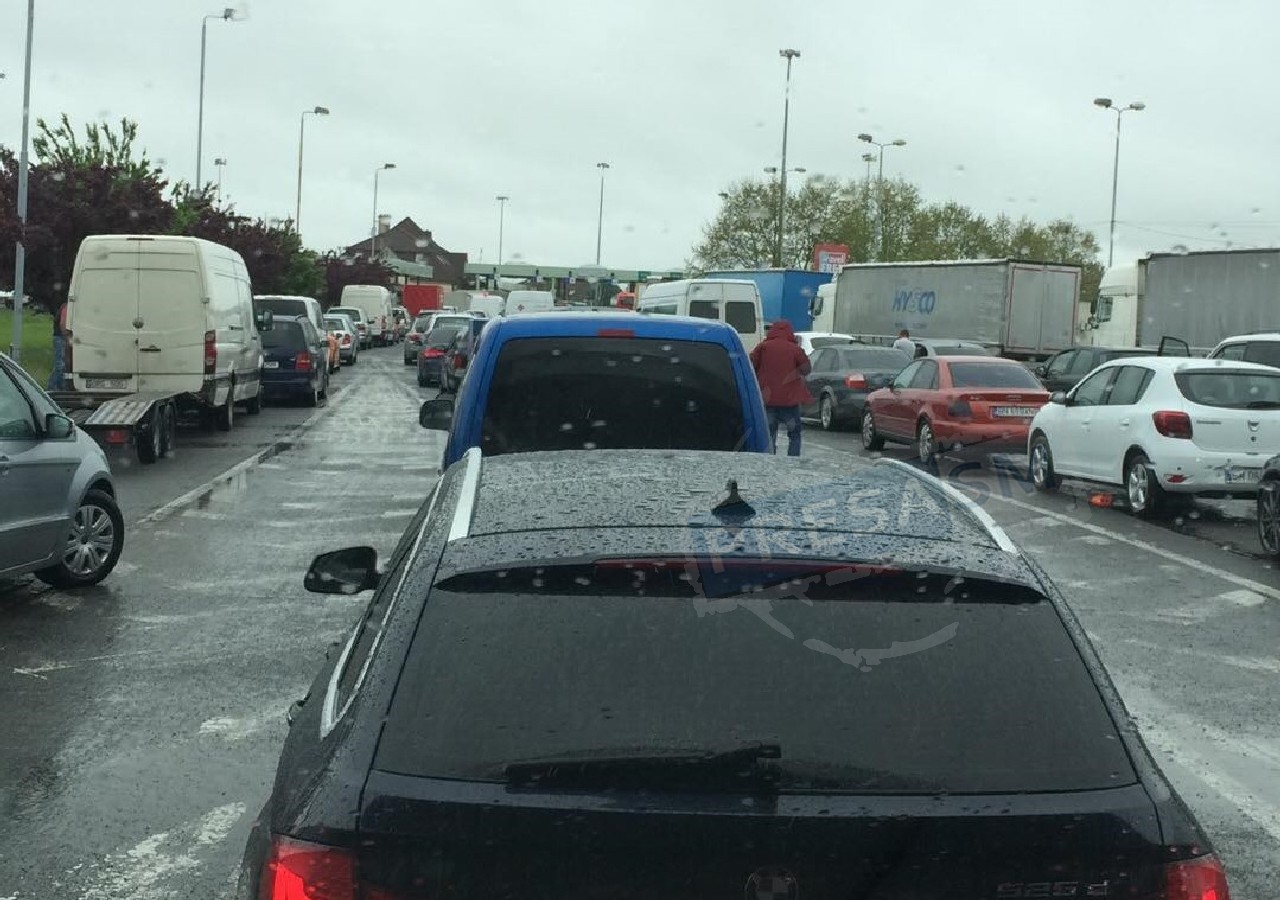 FOTO. Sistemul ungurilor e ”putred”. Iar s-a blocat totul la PTF Petea și Urziceni. Cozi enorme - UPDATE