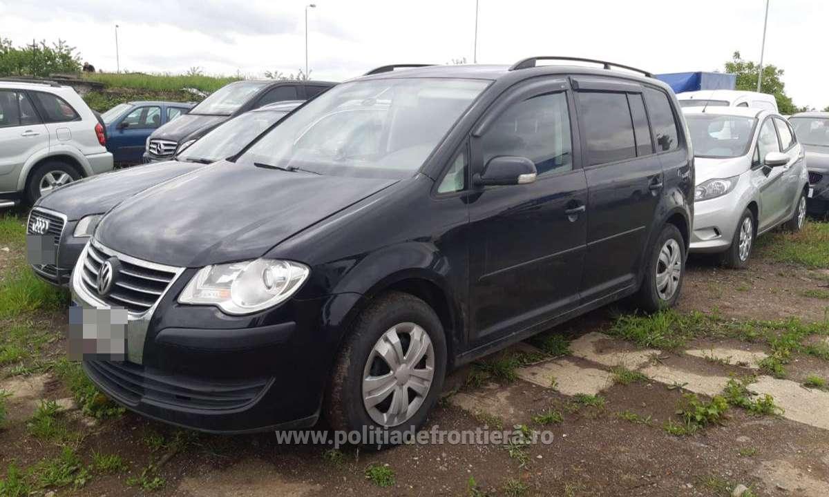 FOTO. A vrut să treacă frontiera cu mașina, dar a ajuns pieton. Pățania unui șofer