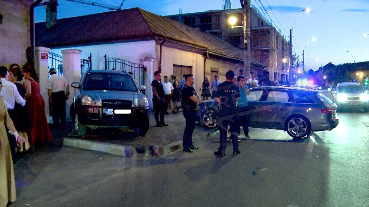 FOTO. Un medic beat a intrat cu mașina într-un grup de nuntași. Mai mulți răniți