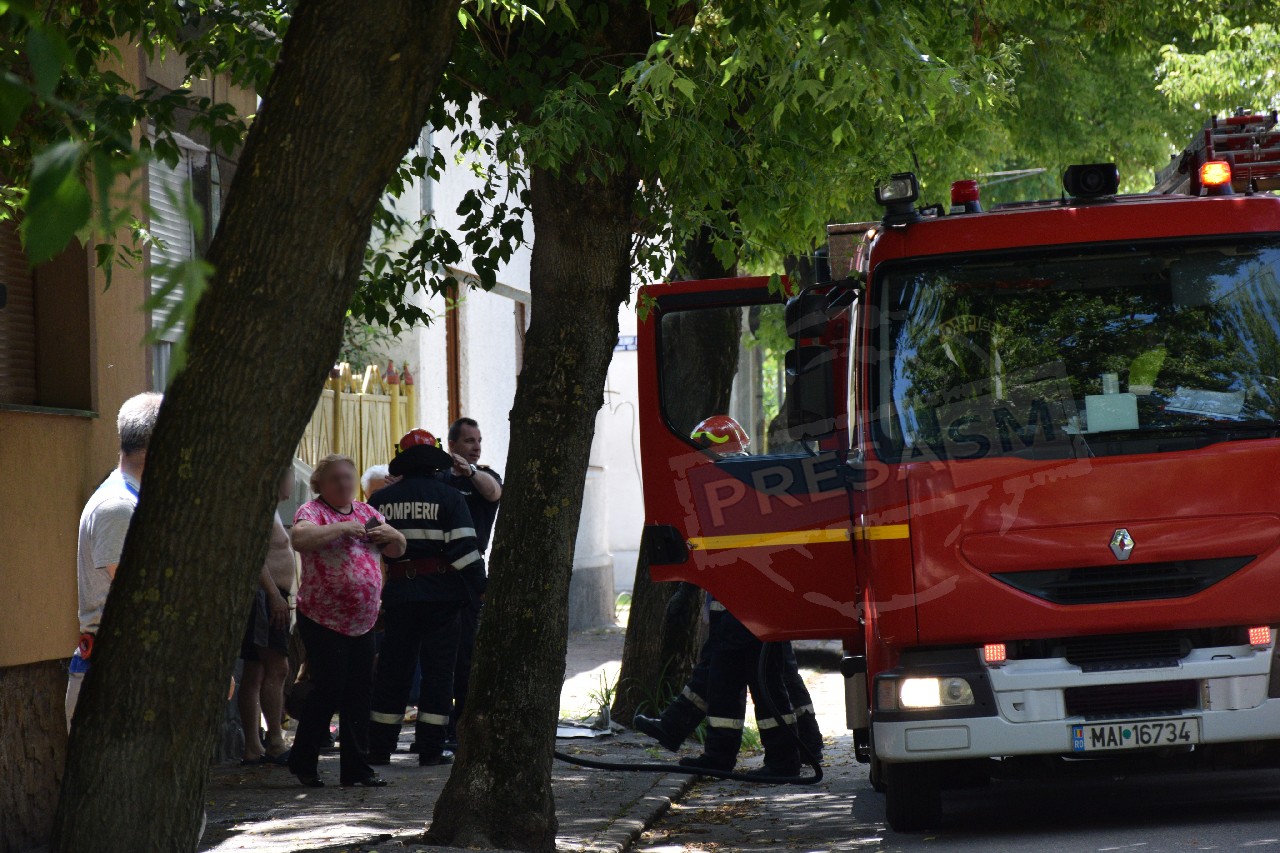 FOTO. Panică pe o stradă din Satu Mare! Scurgere de gaze, o mașină a fisurat o țeavă