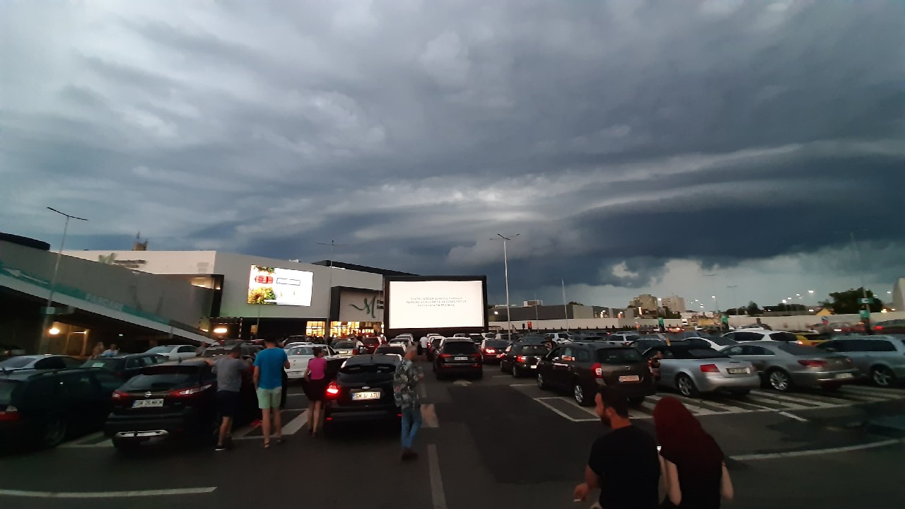 FOTO/VIDEO. Proiecția drive-in din parcarea mall-ului NEPI, anulată. Se dau banii înapoi!