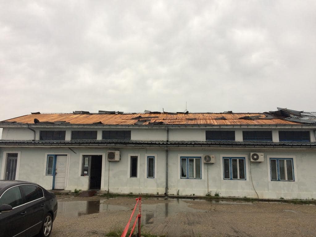 FOTO. Activitatea RAR Satu Mare, reluată la cote de avarie. Acoperișul, luat de vânt