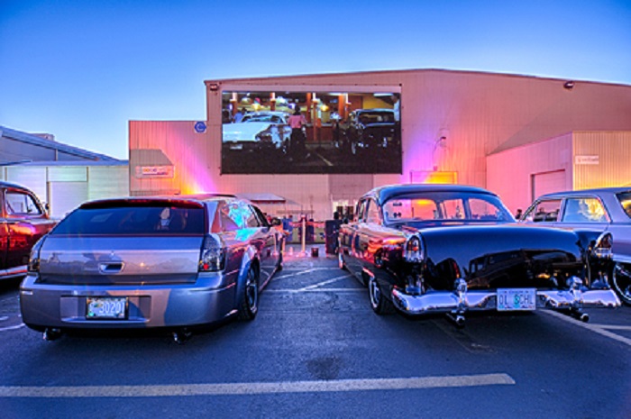 VIDEO. Premieră la mall-ul NEPI Satu Mare. Film vizionat din mașină, proiecție drive-in