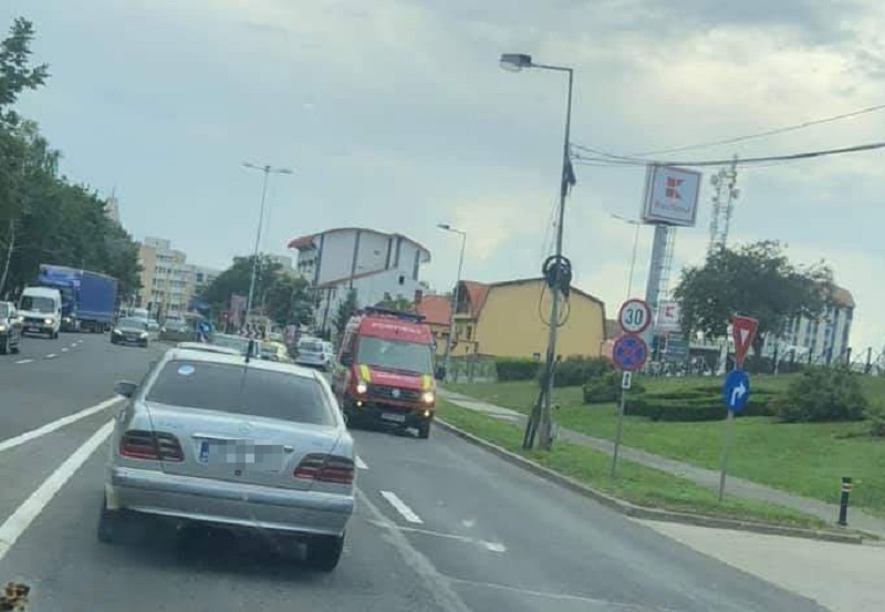 FOTO. Un bărbat a căzut cu bicicleta pe Bulevardul Henri Coandă. Luar de SMURD