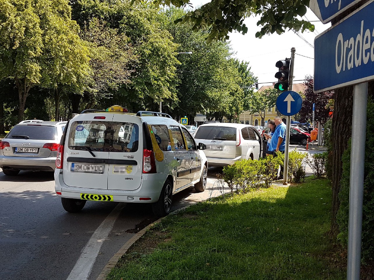 FOTO. Accident între un taxi și un autoturism, în Piața Libertății