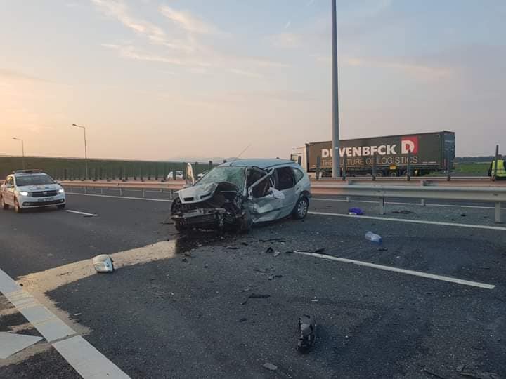 FOTO. Accident mortal pe autostrada Vestului. Doi copii sunt în comă. Șoferul vinovat a fugit