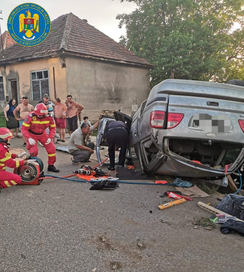 FOTO/VIDEO. Accident grav în județ. Șofer încercerat, după ce o mașină s-a oprit într-un cap de pod