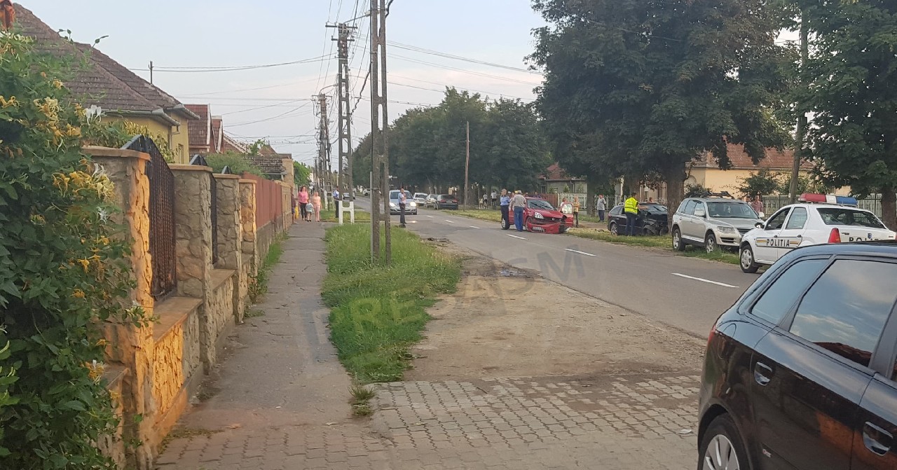 FOTO. Impact între două autoturisme. Un șofer a ajuns cu mașina în copac