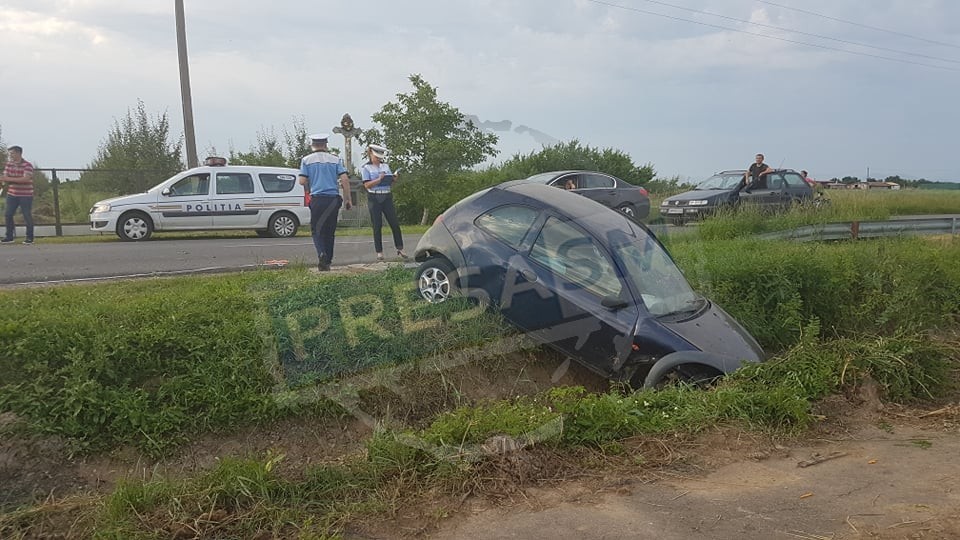 FOTO/VIDEO. Accident grav în Odoreu. Șoferul, proiectat în afara mașinii