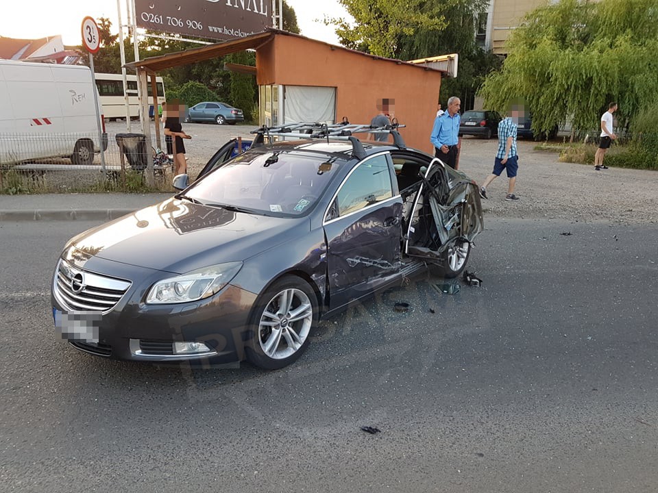 FOTO. Accident în centrul municipiului Satu Mare. Impact puternic între un autobuz și un autoturism