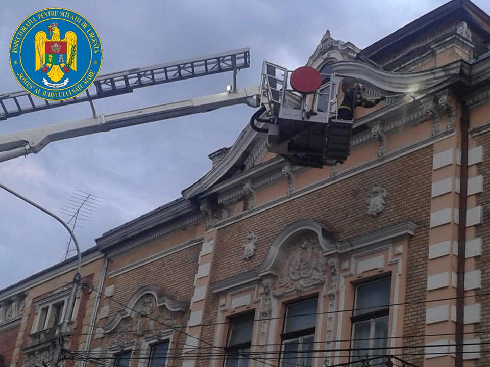 FOTO. Atenție, pietoni! Elementele decorative cad de pe clădirile centrale. Au intervenit pompierii