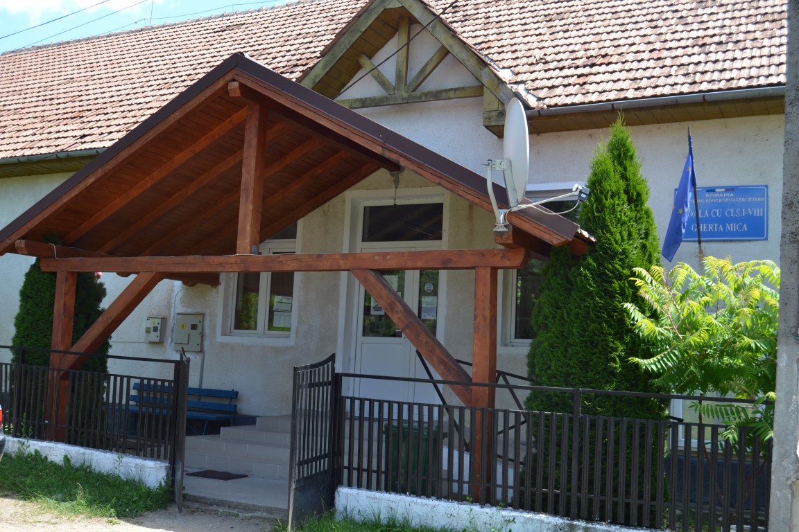 FOTO. Copil bătut de alți trei colegi la o școală din județul Satu Mare. Poliția a demarat o anchetă