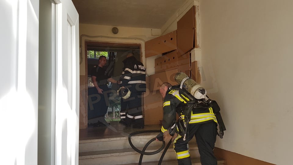 FOTO/VIDEO. Explozie urmată de incendiu într-un apartament din municipiul Satu Mare. Au intervenit pompierii