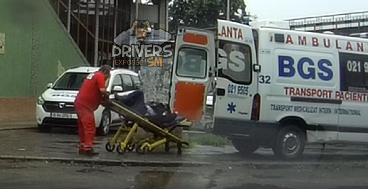 VIDEO. Bolnav scuturat serios pe targă! Scos din ambulanță în plină ploaie în Satu Mare