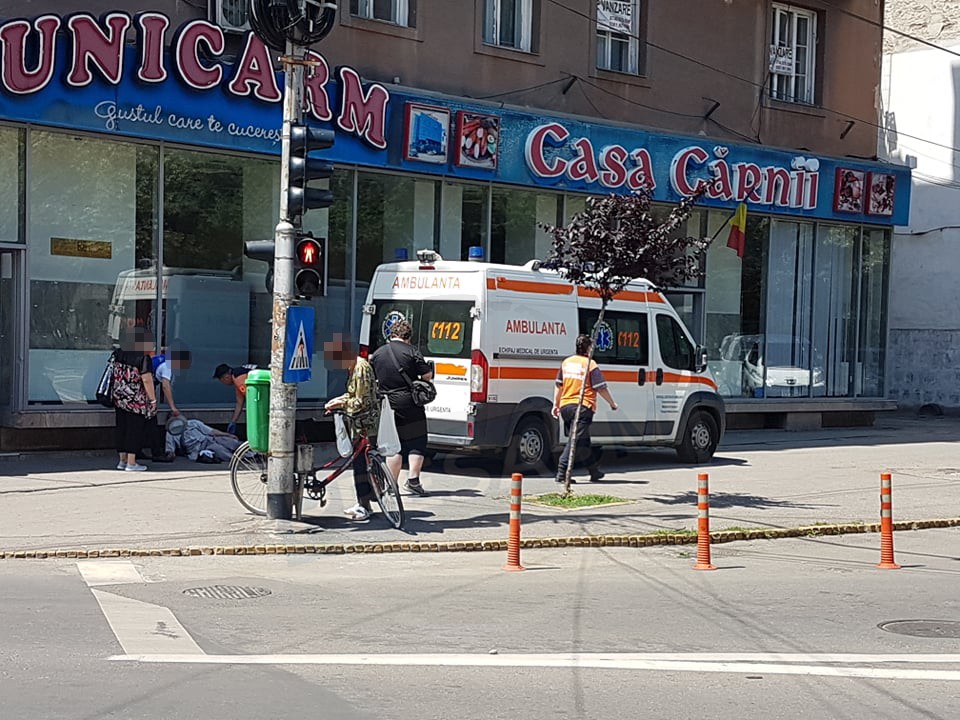 FOTO. Canicula face victime! Sătmărenii au început să cadă pe stradă, în centrul orașului
