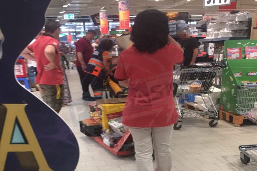 FOTO. Femeie căzută la Kaufland. Au fost chemate echipajele de prim-ajutor