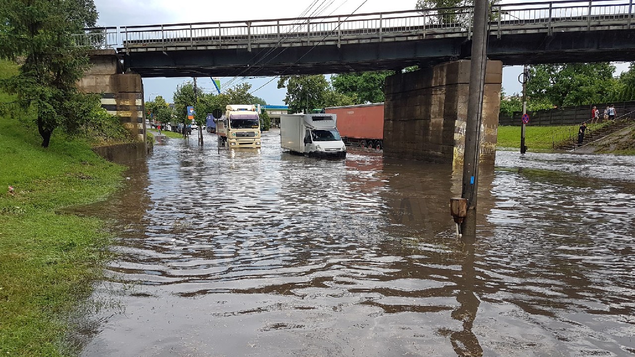 FOTO/VIDEO. Pe drumul Botizului, apă până la genunchi. Intervin pompierii și echipele Apaserv