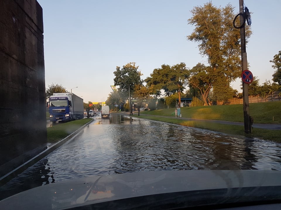 FOTO. Nu este nevoie de ploi torențiale. Pasajul de pe Botizului se inundă și pe caniculă