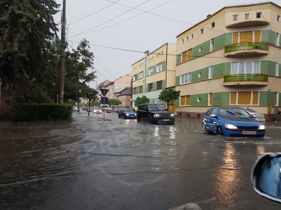 FOTO/VIDEO. Satu Mare sub Cod portocaliu. Mai multe artere din municipiu, inundate