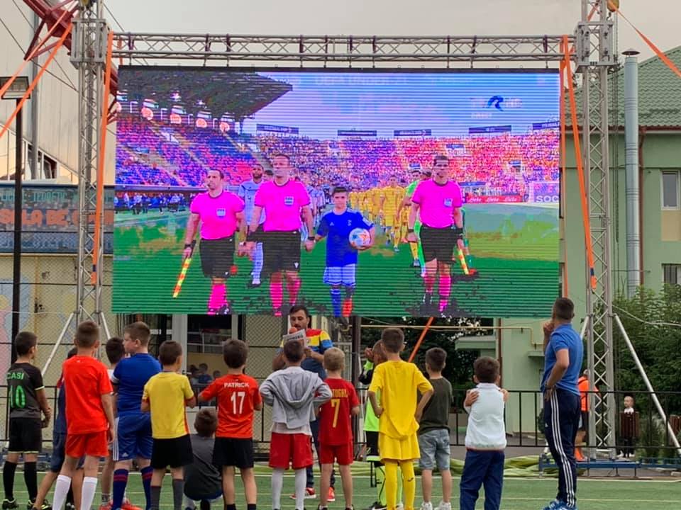 FOTO. Super atmosferă la Negrești-Oaș. Suporterii urmăresc echipa pe un ecran imens