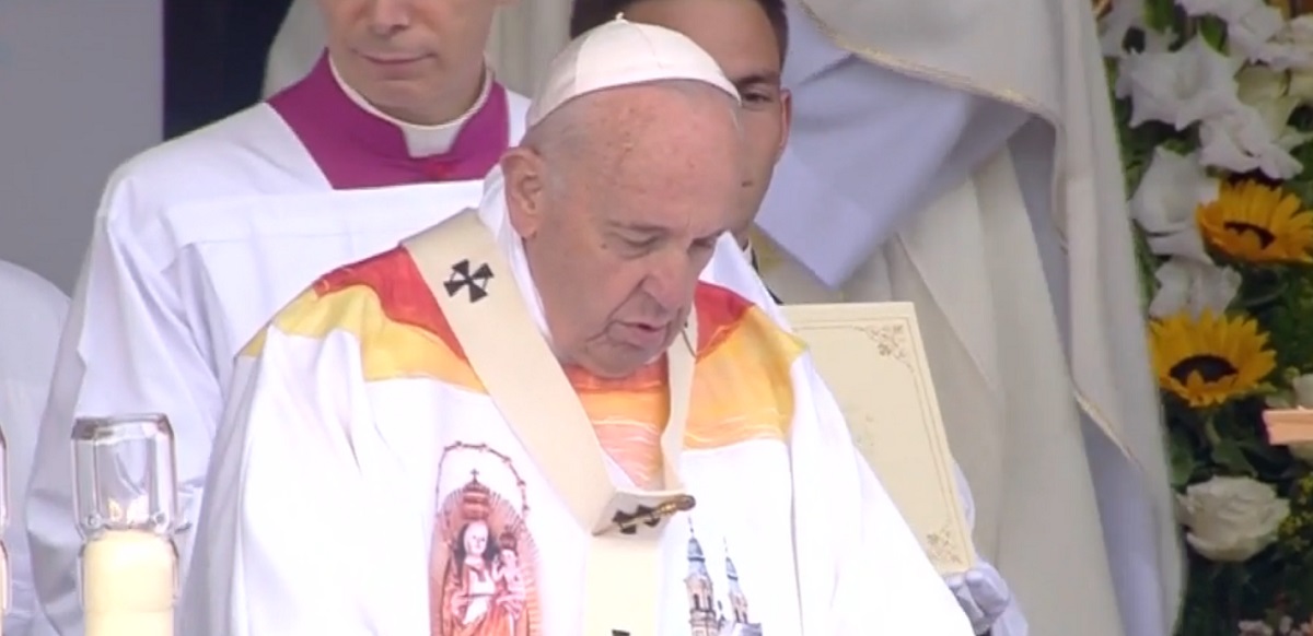 FOTO/VIDEO. Papa Francisc poartă veșmântul creat de o sătmăreancă, în fața a 80.000 de oameni