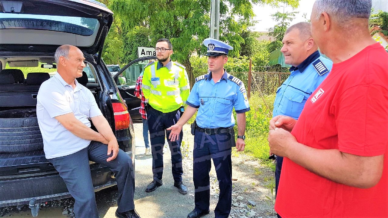FOTO/VIDEO. Protest pe DJ193, față de starea catastrofală a drumurilor. Jandarmeria și Poliția, la fața locului