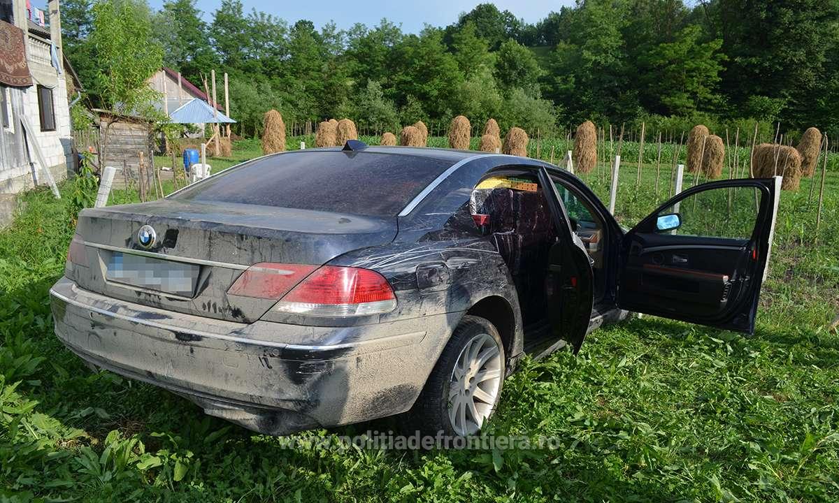 FOTO/VIDEO. Urmărire ca-n filme. Șoferul BMW-ului a fugit de poliție și s-a oprit cu mașina-n gard