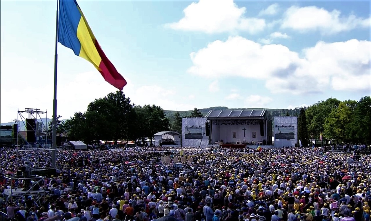 FOTO/VIDEO. Sute de sătmăreni, la ceremonia Papei de beatificare a martirilor, pe Câmpia Libertății