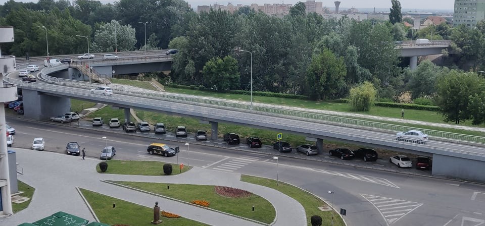 FOTO. Speriați de Codul portocaliu, șoferii sătmăreni își pun mașinile la adăpost