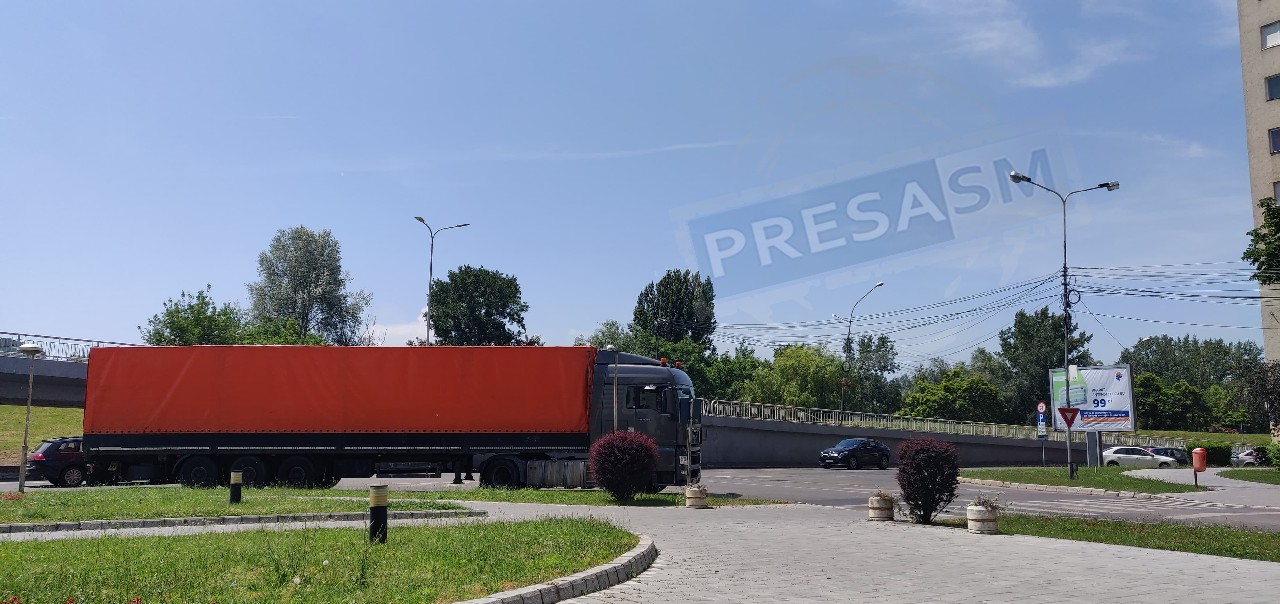 FOTO/VIDEO. La ”plimbare” cu TIR-ul prin centrul Sătmarului. Șoferul s-a prins de greșeală