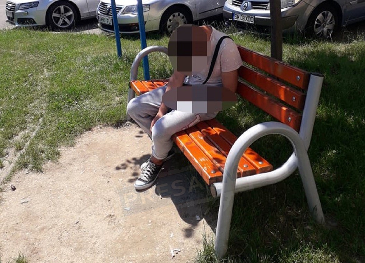 FOTO. "Zombie" lovește din nou. Tânăr, adormit pe baca de lângă locul de joacă