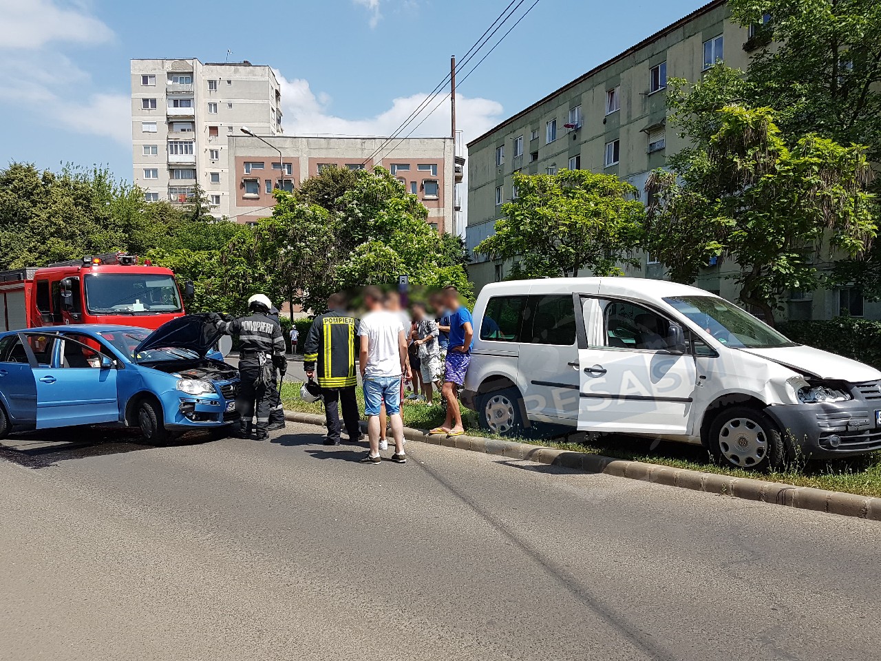 FOTOGALERIE. Accident rutier produs de un începător, lângă Spitalul Județean. Două mașini implicate