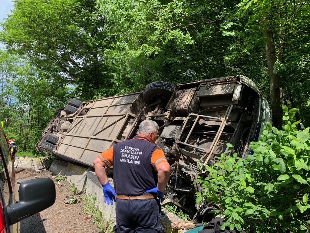 FOTO. PLAN ROȘU activat în România! Un autobuz (cu 29 de copii) s-a răsturnat