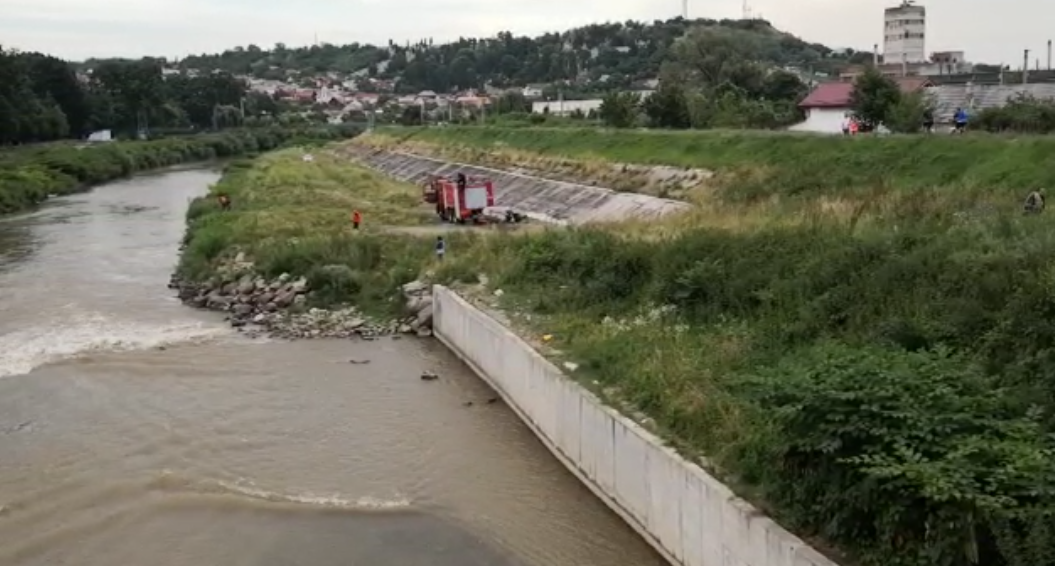 FOTO. Un tânăr din Negrești-Oaș s-a aruncat de pe un pod. Căutat de pompieri și polițiști