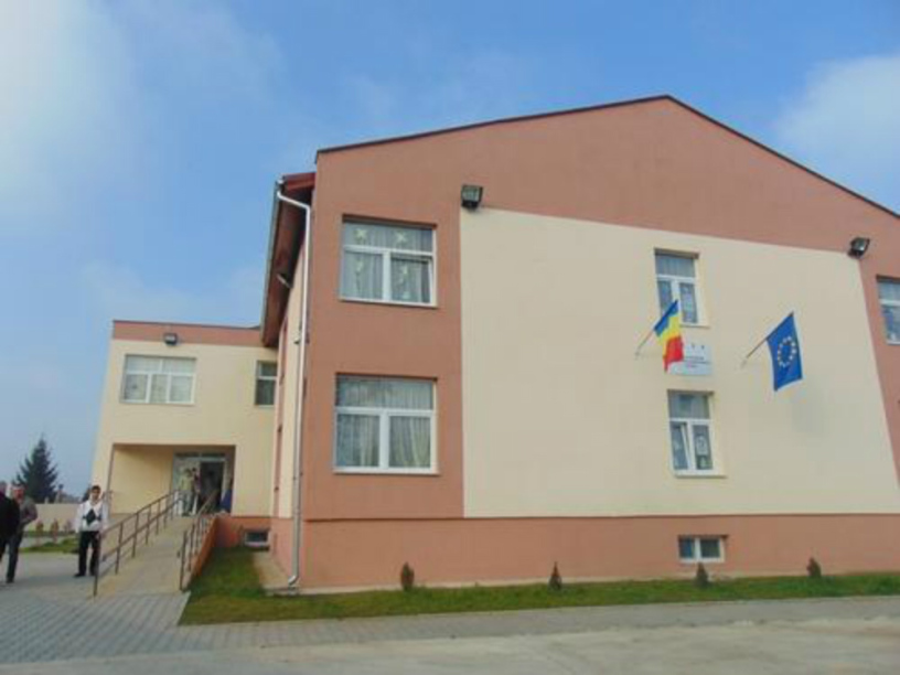 FOTO. Centru groazei din Carei, închis de Protecția Consumatorului. Zeci de persoane transferate de urgență