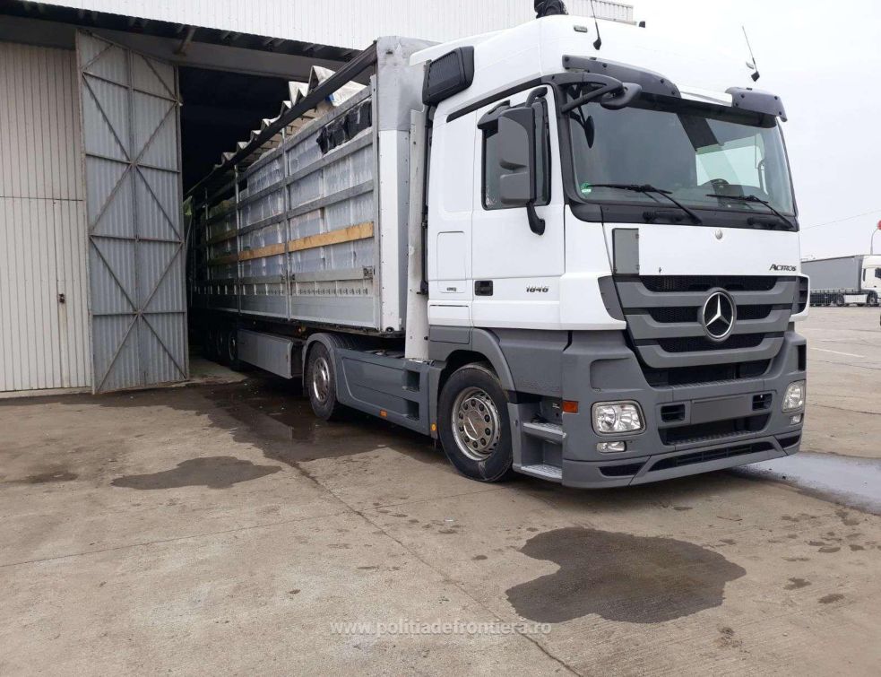 Un TIR, plin cu țigări de contrabandă, a trecut ca prin brânză prin județ. Prins doar de maghiari