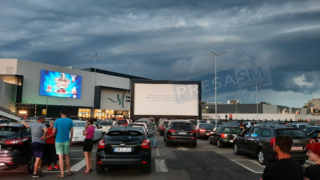 FOTO/VIDEO. După ce furtuna a dărâmat ecranul uriaș de la mall-ul NEPI, filmul va fi reprogramat