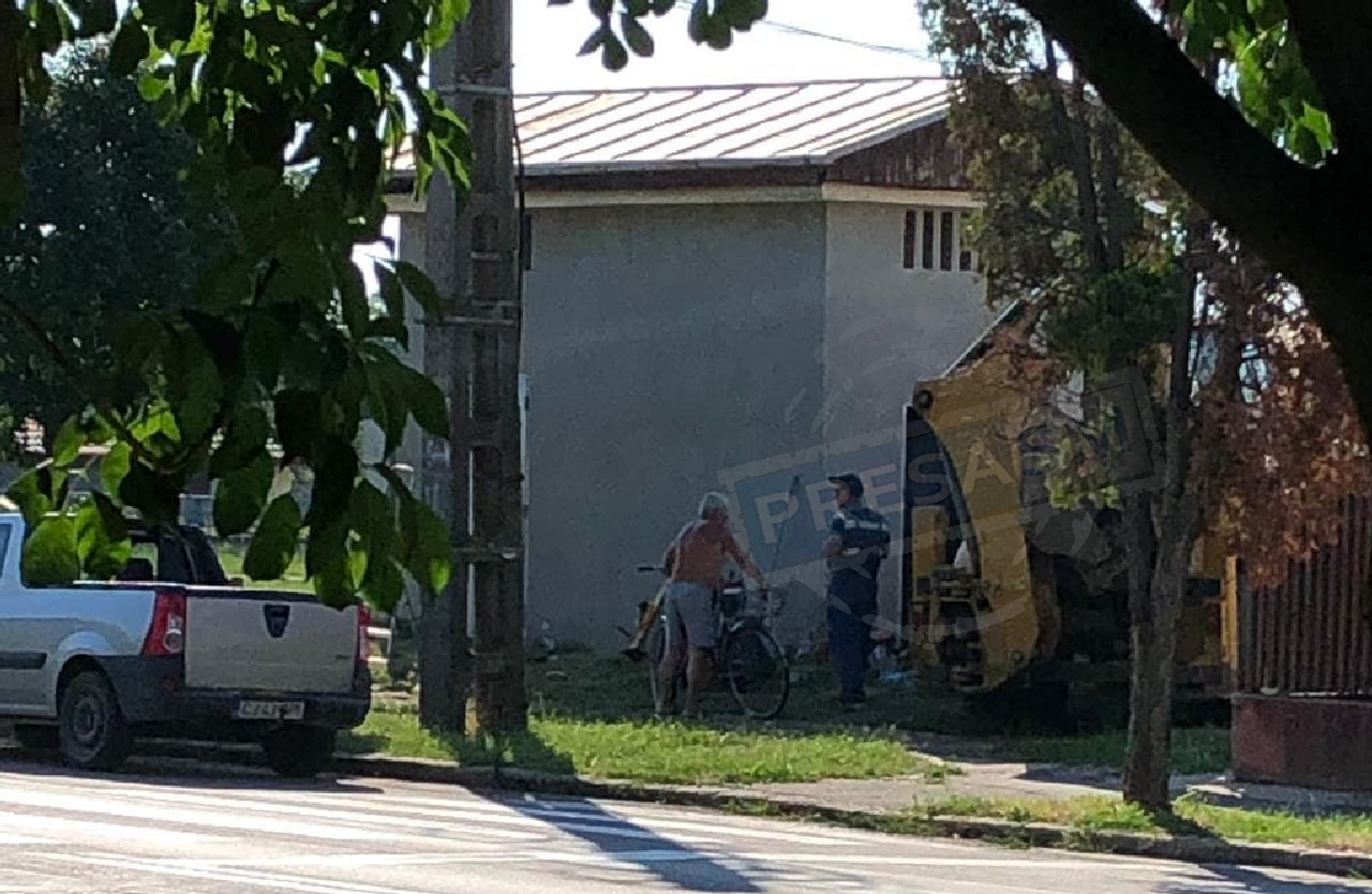 FOTO. Mii de careieni, fără curent pe caniculă. Angajații Electrica stau la umbră