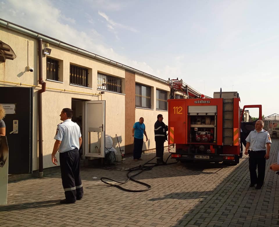 FOTOGALERIE. Incendiu la o bijuterie din municipiul Satu Mare. Mobilizare mare a pompierilor