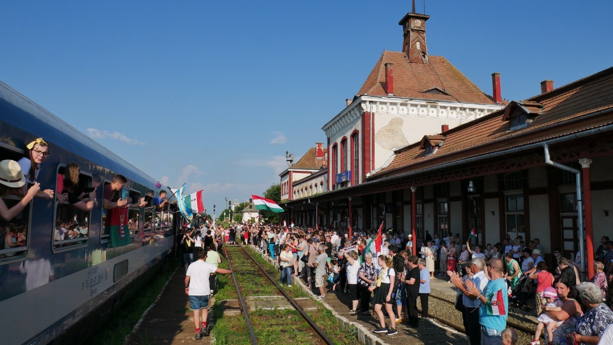 VIDEO. Sute de maghiari din județ i-au întâmpinat pe cei din Ungaria în Carei