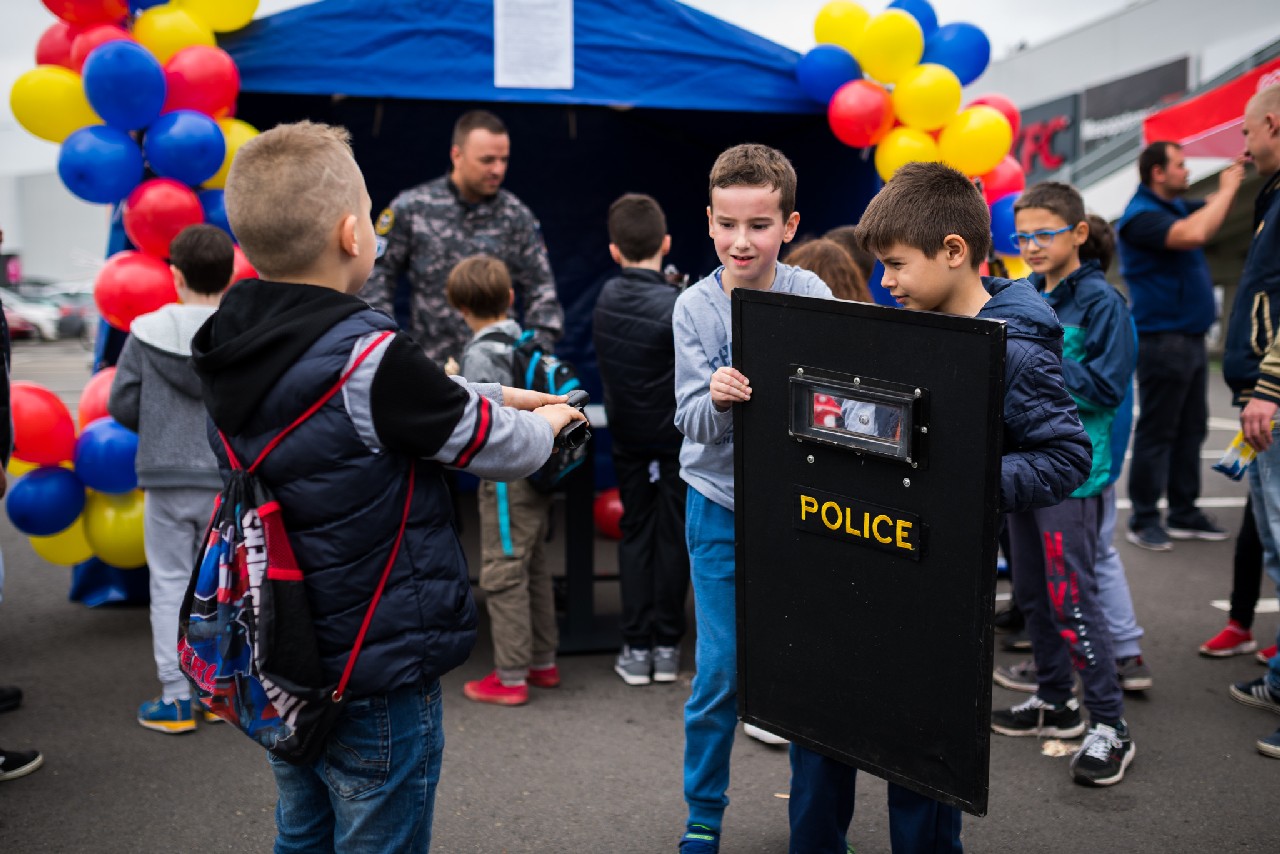 Copiii, invitați la distracție alături de polițiștii sătmăreni. Activități inedite în centrul Sătmarului