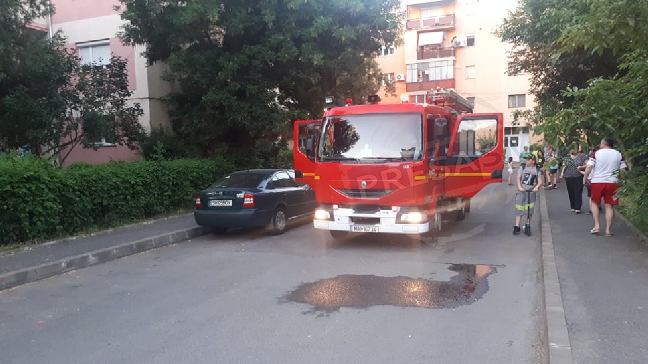 FOTOGALERIE. Intervenție de urgență a pompierilor în Micro 16! Alarmă într-un bloc