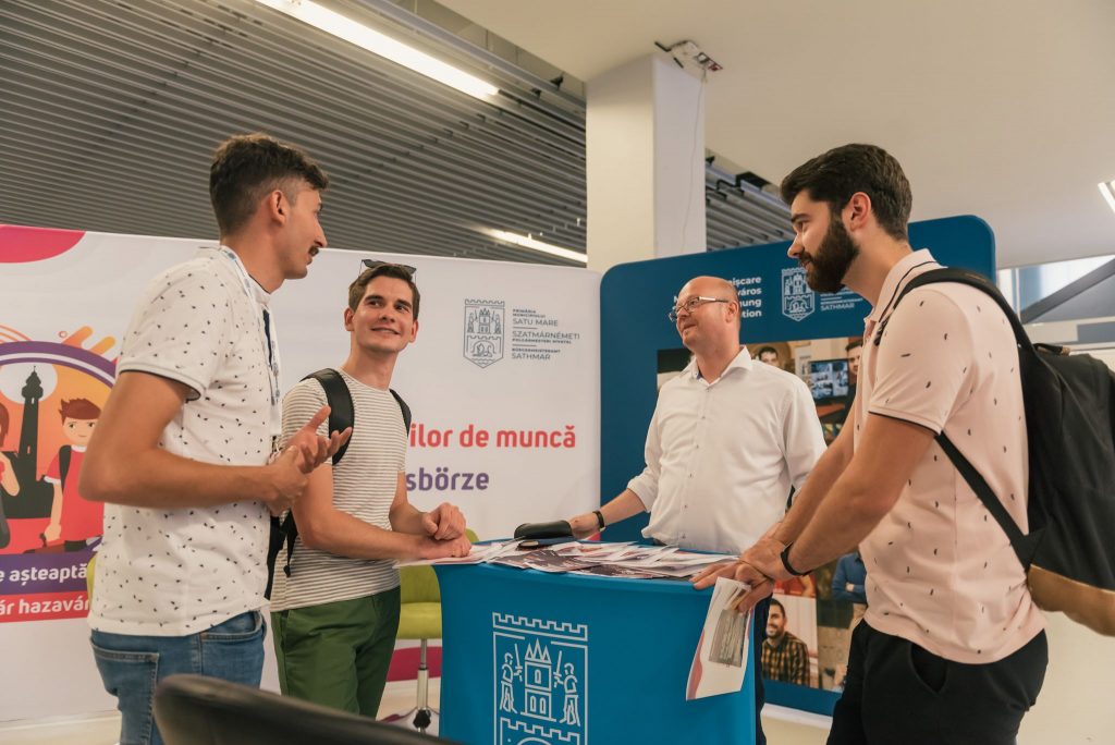 FOTO. Cum încearcă Primăria Satu Mare să readucă acasă tinerii. Sute de studenți interesați