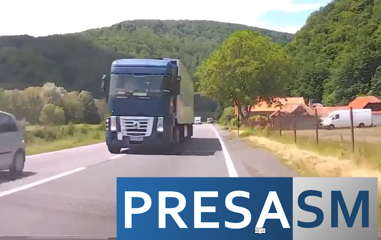 VIDEO. O familie de sătmăreni și-a văzut moartea cu ochii. TIR-ist inconștient