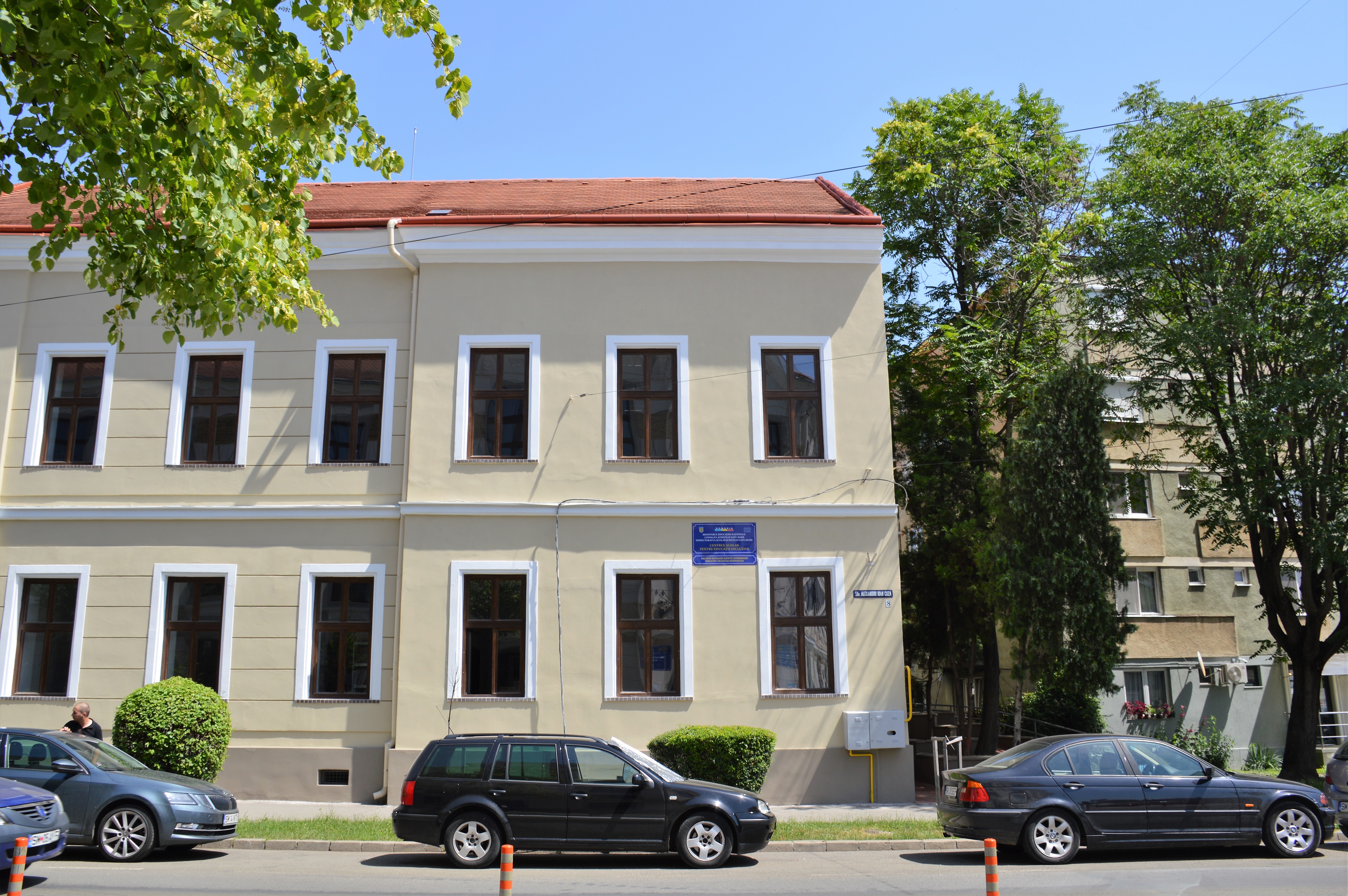 „Copiii invizibili” ai Sătmarului: Elevii cu cerințe educaționale speciale, forțați să învețe doar 3 ore pe zi din cauza lipsei de spațiu