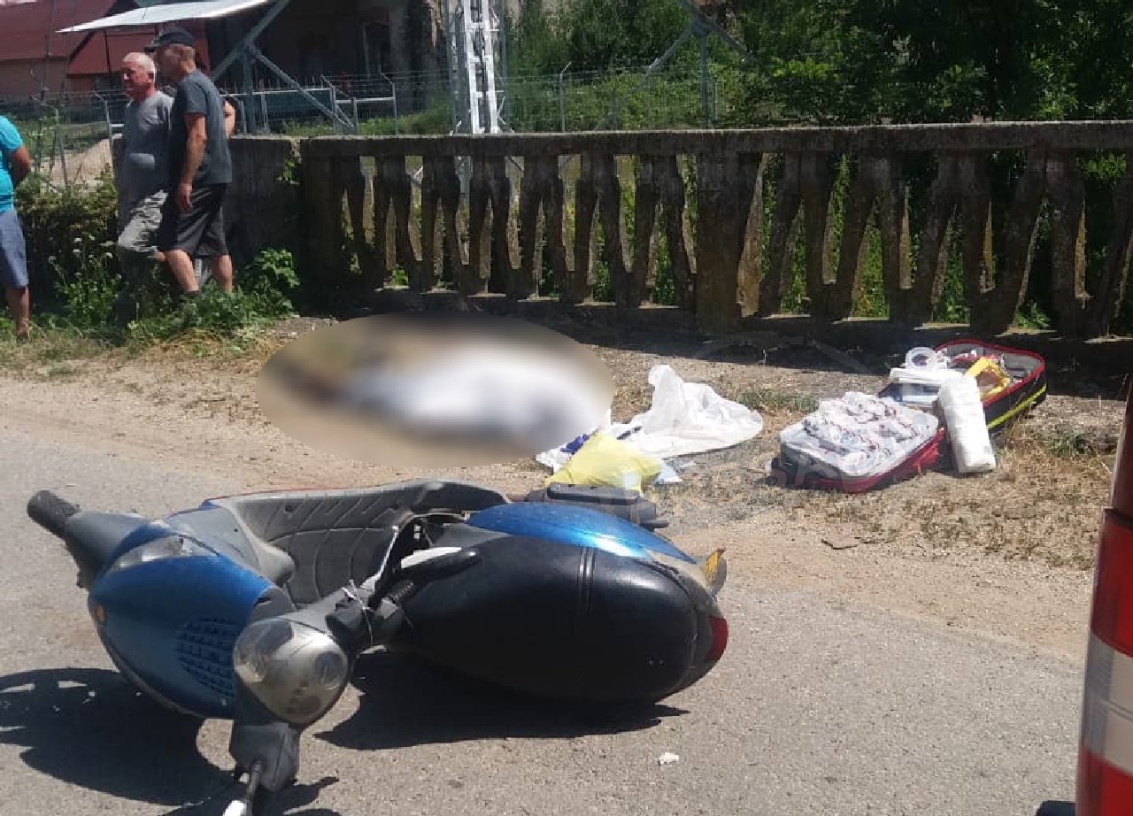 FOTO. Un bărbat a murit pe marginea drumului în județ. Împingea un moped