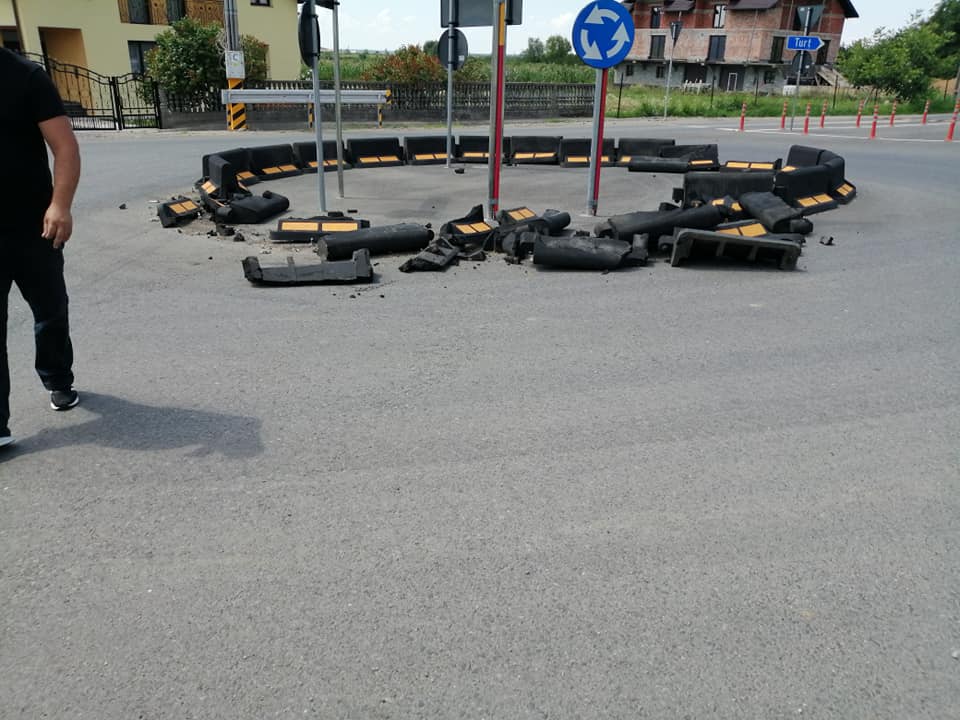 FOTO. Sensurile giratorii nu țin în Oaș. Distruse de șoferi în câteva zile