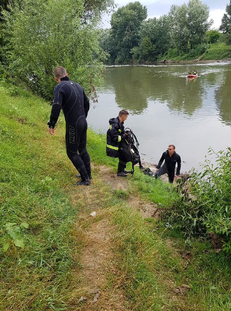 FOTO/VIDEO. Scafandrii din Bihor pentru a-l găsi pe copilașul înecat în Someș