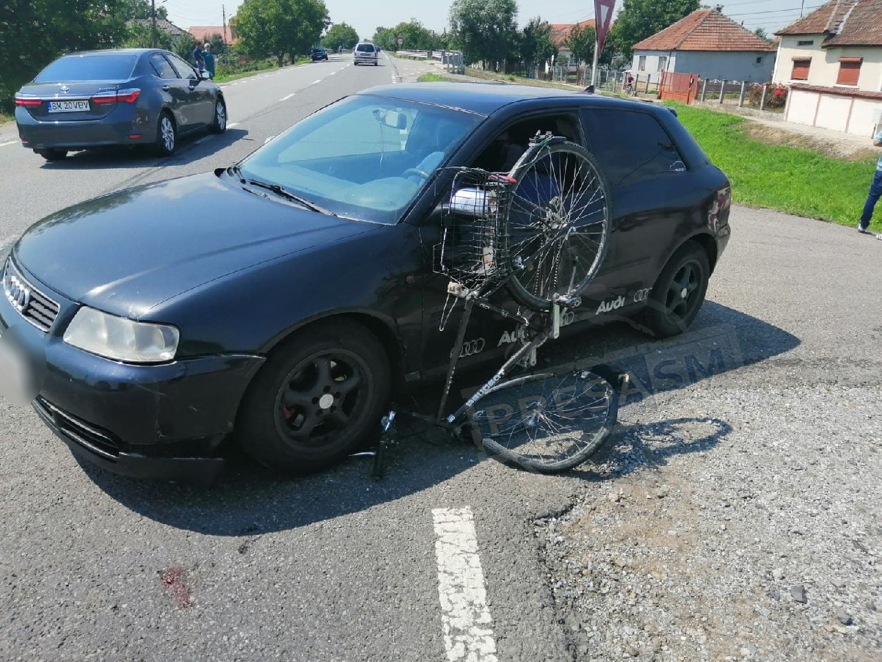 FOTOGALERIE. Biciclist rănit pe DN 19, într-un accident nefericit
